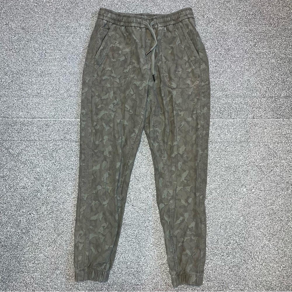 Athleta Camo Farallon Jogger Pants Womens Size 2 Green Stretch Twill Casual